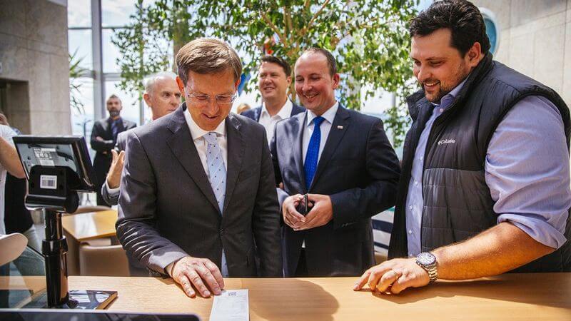 نخست وزیر اسلوونی در حال خرید یک فنجان قهوه با بیت کوین (BTC)